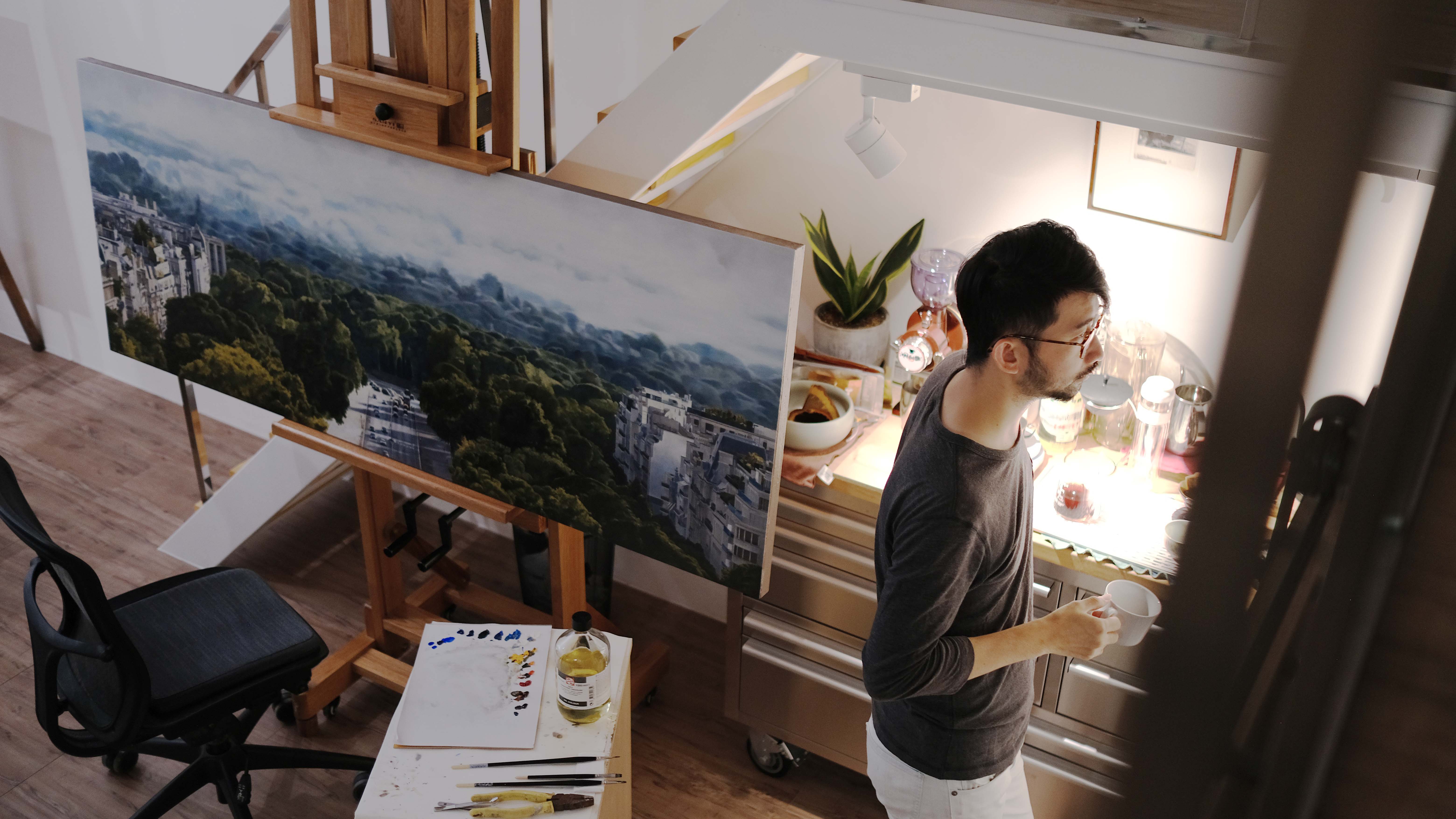 This is Lin Hao-Bai's personal photo in his studio. 這是林浩白在個人工作室的照片